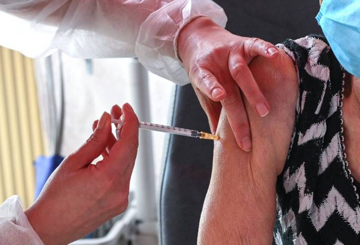 A nurse administers the coronavirus vaccine to an elderly patient. (Denis Charlet/AFP)&nbsp;