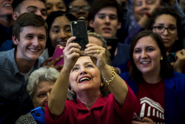 HRC poses for selfies&nbsp;in Lexington. (Melina Mara/The Washington Post)</p>  