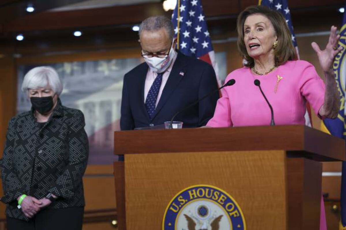 House Speaker Nancy Pelosi (D-Calif.) and Senate Majority Leader Chuck Schumer (D-N.Y.) expect to vote today to avert a government shutdown. (J. Scott Applewhite/AP)