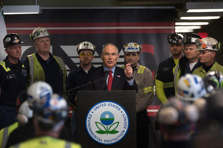 Environmental Protection Agency Administrator Scott Pruitt speaks with coal miners in Pennsylvania. (Justin Merriman/Getty Images)</p>