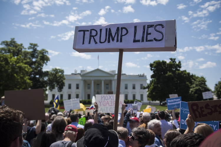 People protest in front of the White House over Trump's firing of James Comey. (Jabin Botsford/The Washington Post)</p>