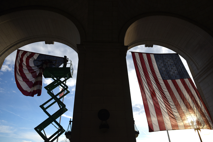 Washington prepares for Trump's inauguration. (Michael Robinson Chavez/The Washington Post)</p>