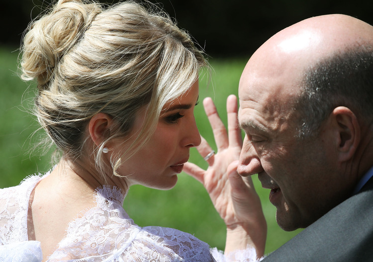 Gary Cohn chats up&nbsp;Ivanka Trump. (Mark Wilson/Getty)</p>  