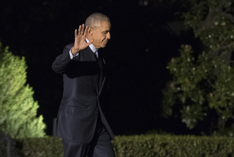Obama waves as he leaves the White House, bound for Europe. (Manuel Balce Ceneta/AP)</p>  