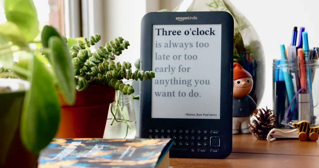 Jaap Meijers reengineered an old Kindle to tell the time with quotations from works of literature. (Photo courtesy of Jaap Meijers)