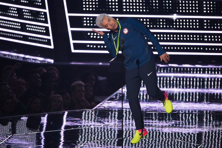 Jimmy Fallon presents the award for Video of the Year at the MTV Video Music Awards. (Charles Sykes/AP)</p>  