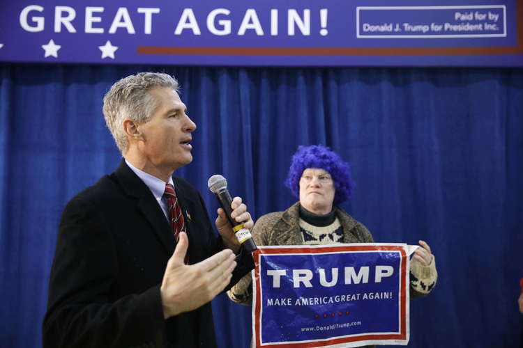 Scott Brown welcome attendees at an event he hosted for Donald Trump before the New Hampshire primary in January.&nbsp;(Matt Rourke/AP)</p>  
