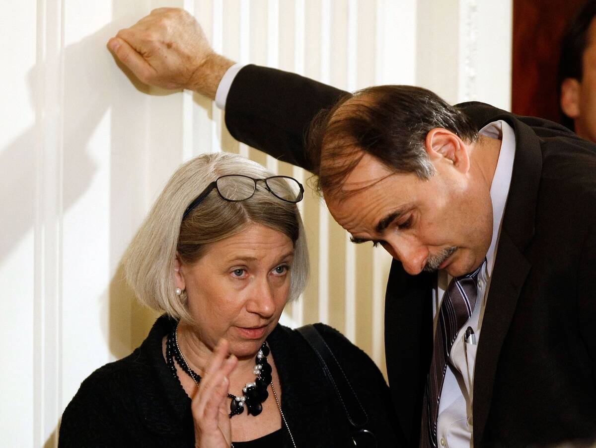 Anita Dunn talks with White House Senior Advisor David Axelrod before the start of a swearing-in ceremony on May 1, 2009. (Chip Somodevilla/Getty Images)