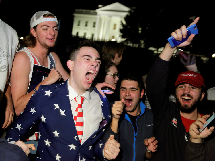 Trump supporters rally in front of the White House. (Reuters/Joshua Roberts)</p>  