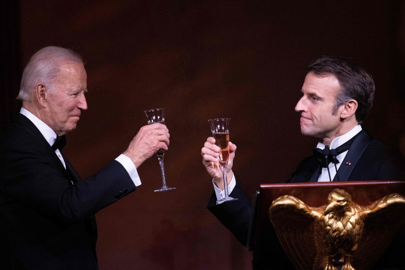 French President Emmanuel Macron toasts U.S. President Joe Biden at the state dinner. (Brendan Smialowski/AFP)