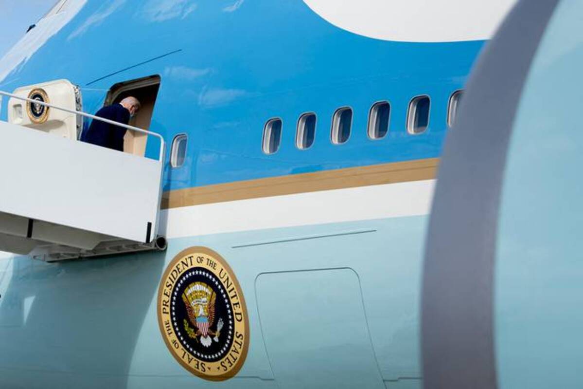 Biden boards Air Force One. (Brendan Smialowski/AFP)&nbsp;