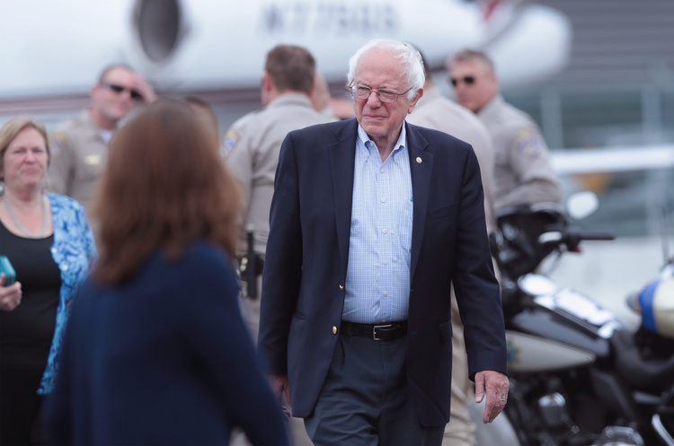Sanders&nbsp;prepares to board a flight from Los Angeles back to Vermont.&nbsp;(Scott Olson/Getty Images)</p>  