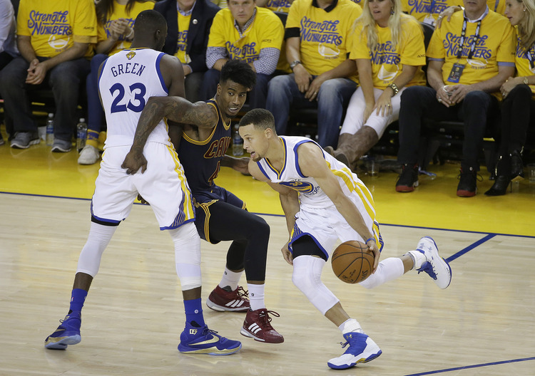 Stephen Curry dribbles in Oakland last night. (AP Photo/Marcio Jose Sanchez)</p>  