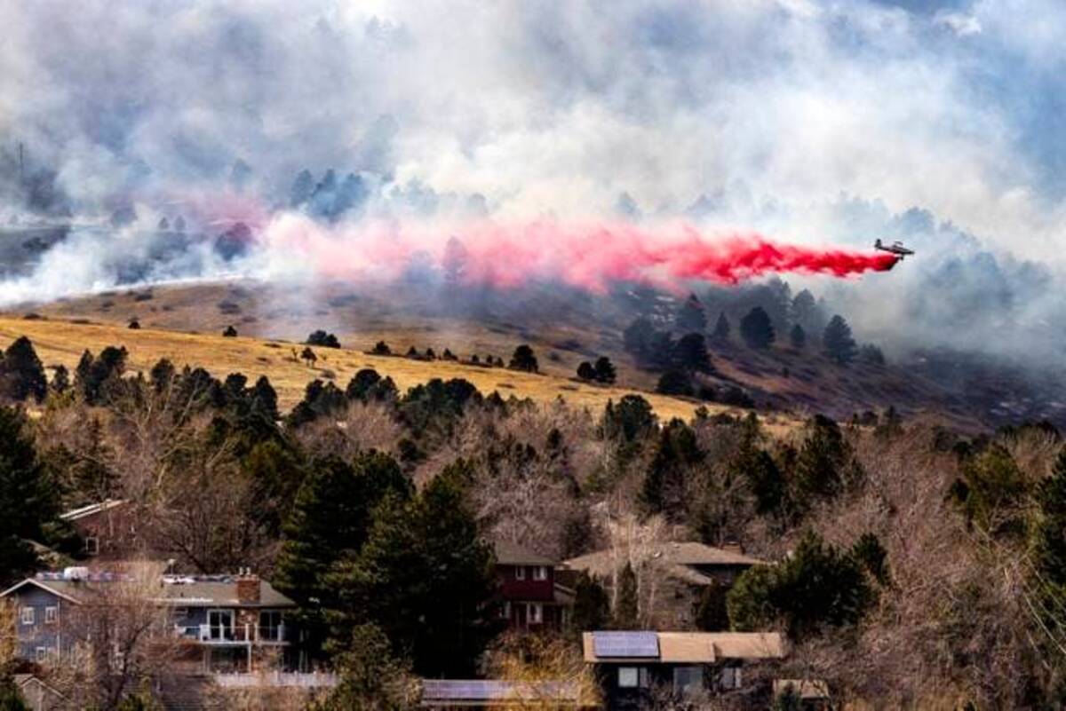 An air tanker fights the NCAR Fire near Boulder, Colo. (Michael Ciaglo/Getty Images)