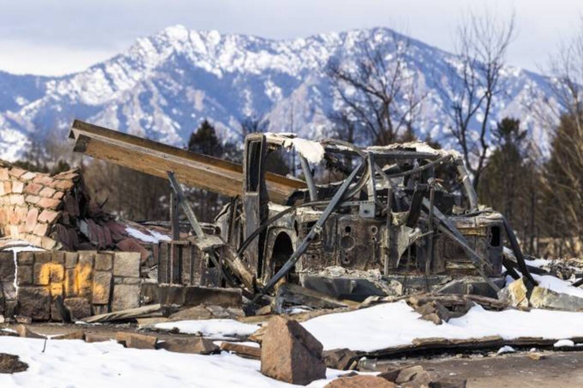 The Marshall Fire destroyed homes and vehicles in Louisville, Colo. (Michael Ciaglo/Getty Images)