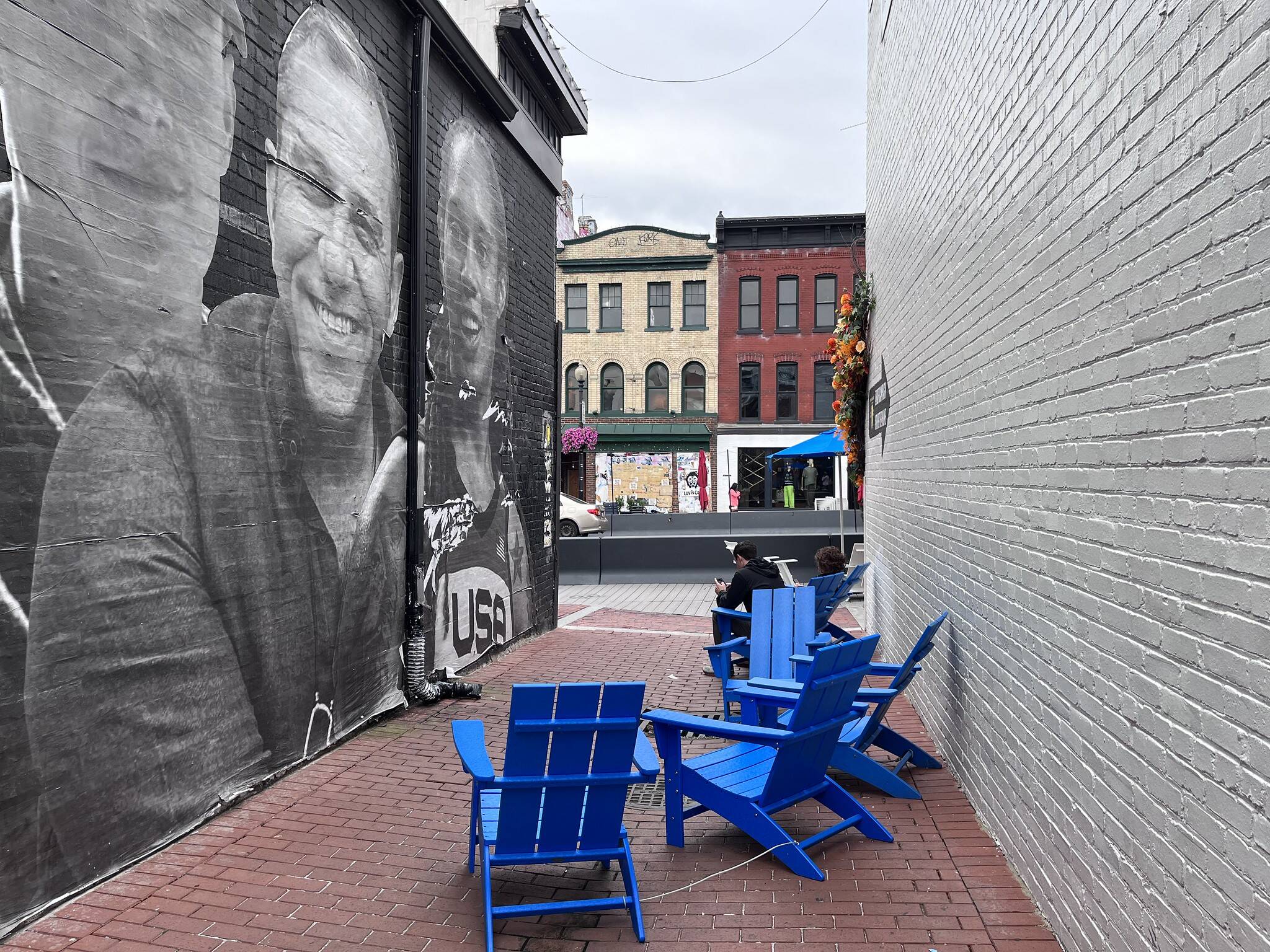 Alleyside seating in Georgetown as clouds move in and we await afternoon rains from Ian. (Joe Flood/Flickr)