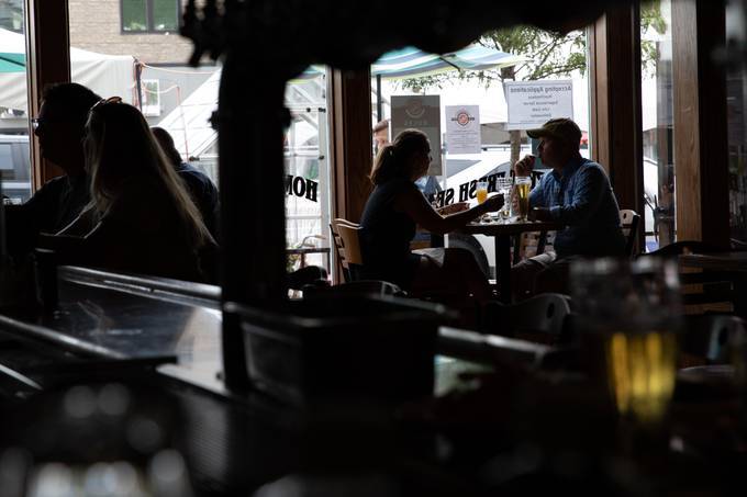 Many experts say they still aren't comfortable dining indoors. (Emily Elconin/Bloomberg News)