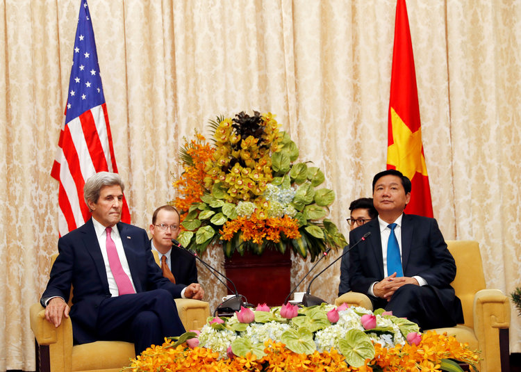 John Kerry sits with Dinh La Thang in Ho Chi Minh City. (Alex Brandon/Reuters)</p>  