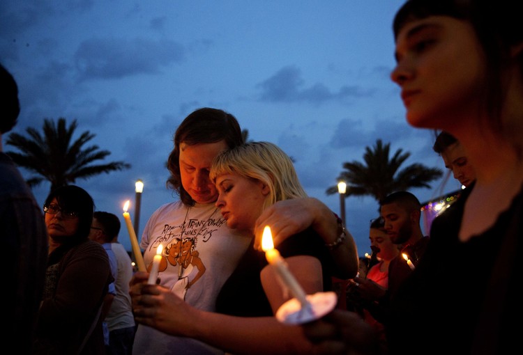 A candlelight vigil in Orlando&nbsp;(AP/David Goldman)</p>  