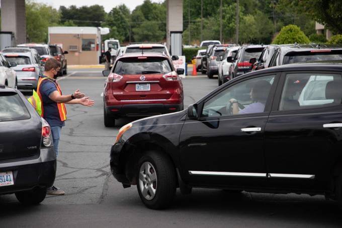 Attendants direct cars as they line up to fill their gas tanks &nbsp;in Charlotte. (Logan Cyrus/AFP/Getty Images)&nbsp;