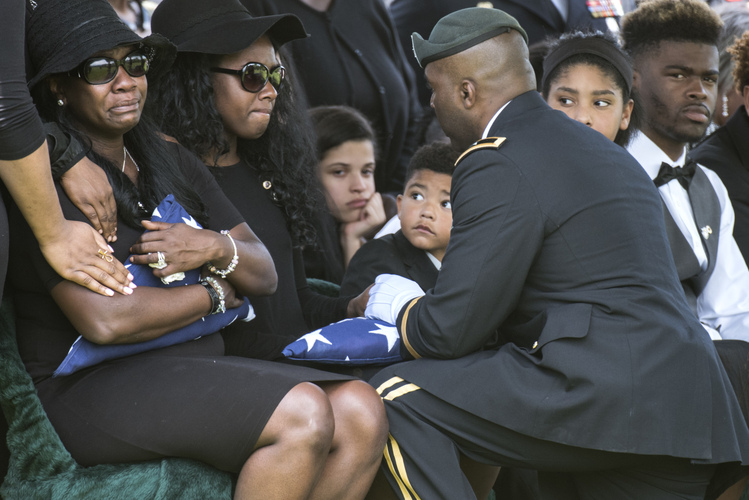 Natasha De Alencar clutches a flag that covered the coffin of her husband, who died in Afghanistan. (Michael Robinson Chavez/The Washington Post)</p>  