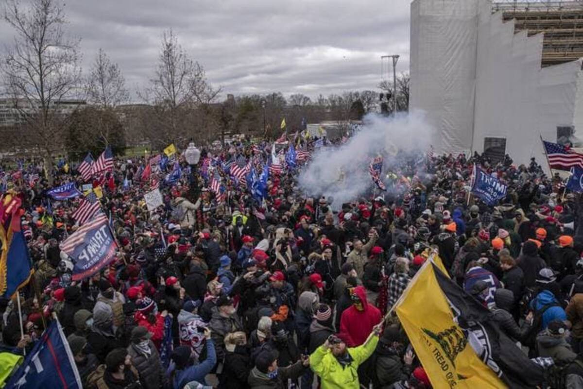 Demonstrators swarm the U.S. Capitol building on Jan. 6, 2021. (Victor J. Blue/Bloomberg)